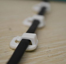 日本KM小號奶白粘貼式電話線固線夾 9枚入雙排電線固定器，高效理線新選擇